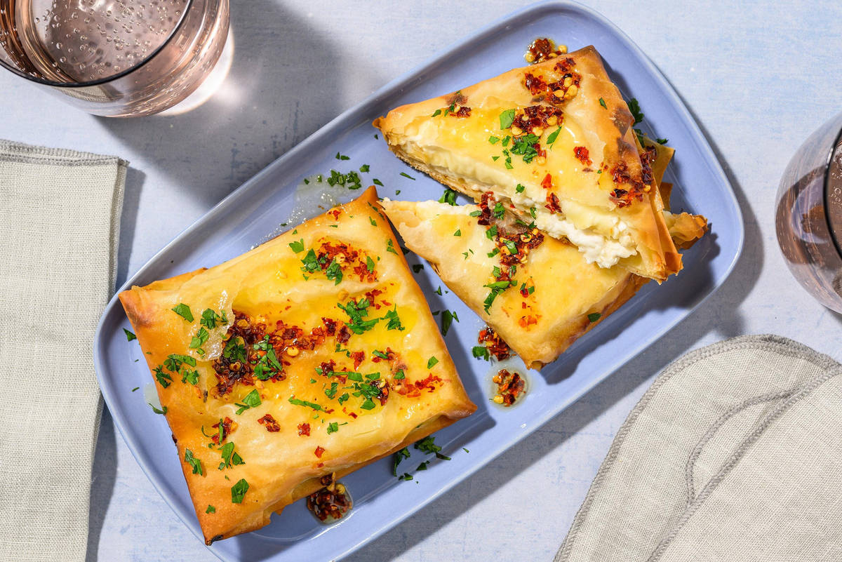Knusprige Hirtenkäsepäckchen mit Chili-Honig