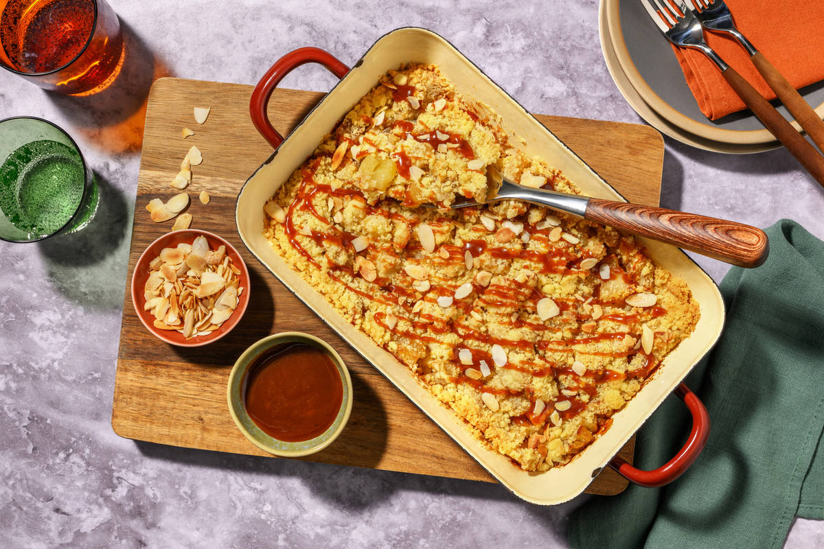 Crumble aux pommes, caramel maison & amandes