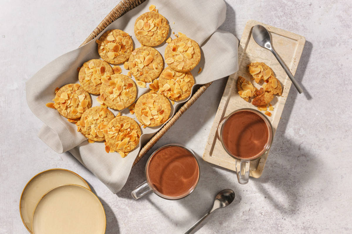 Chocolat chaud maison & sablés aux amandes