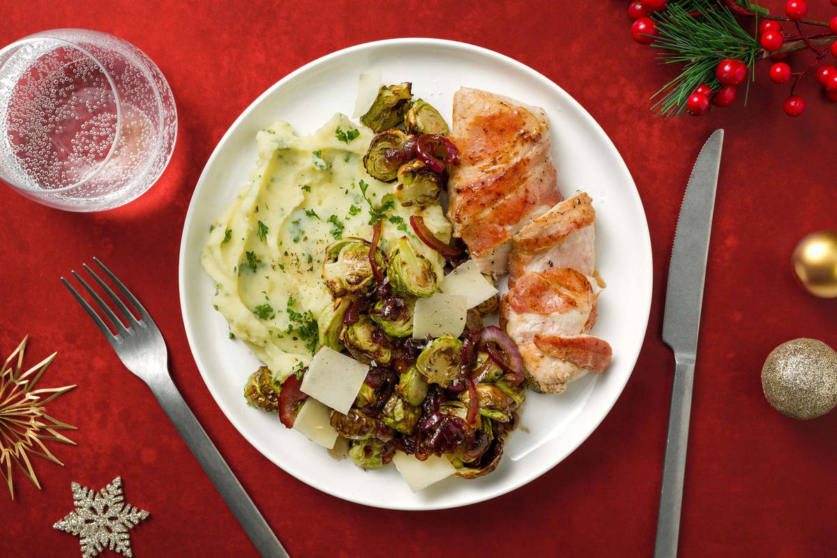 Poulet bardé de lard et choux de Bruxelles rôtis