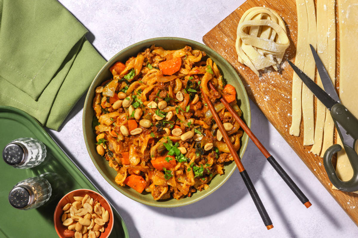 Selbstgemachte Scherennudeln mit Rinderhack & Pak Choi