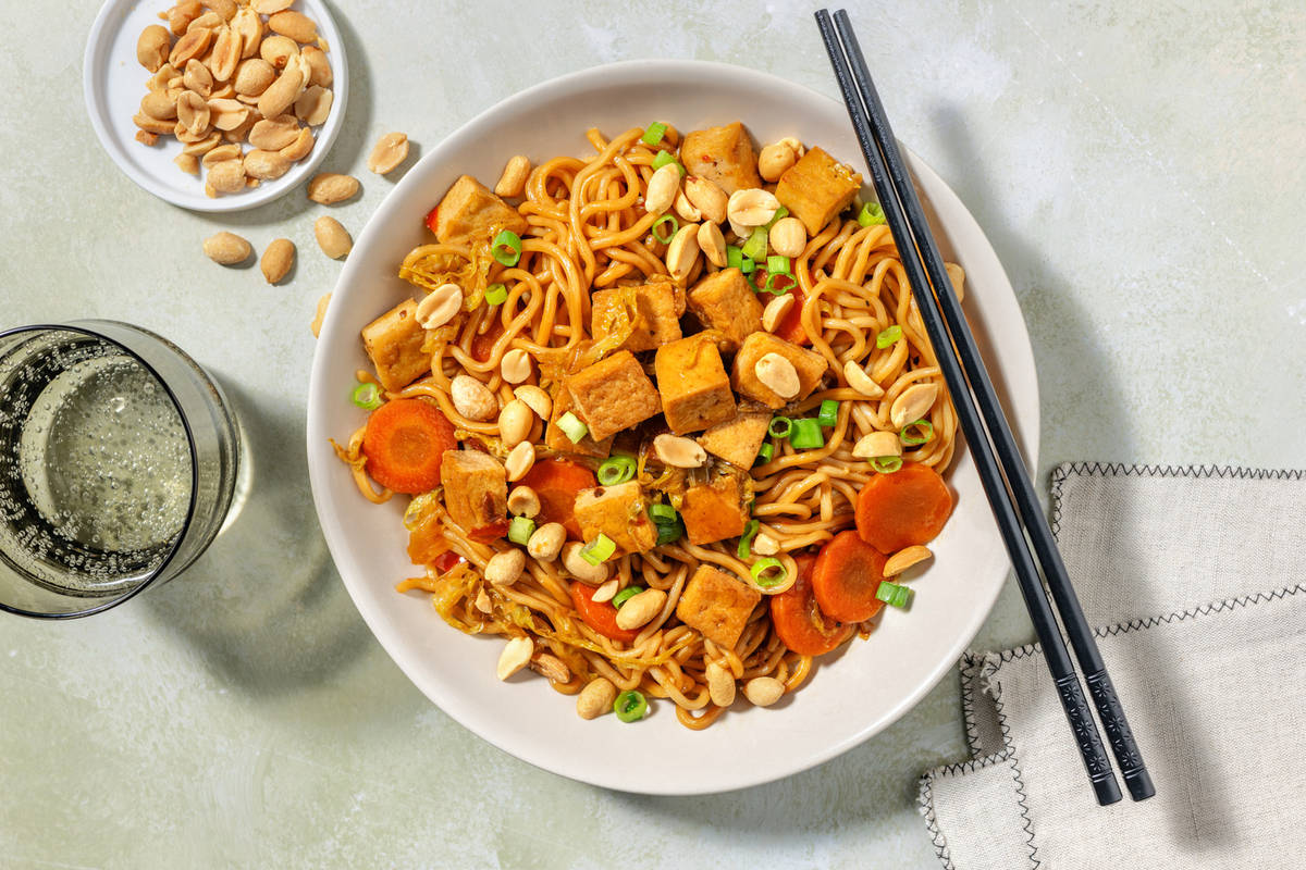Udon saltati al tofu, mazzancolle e cipollotto