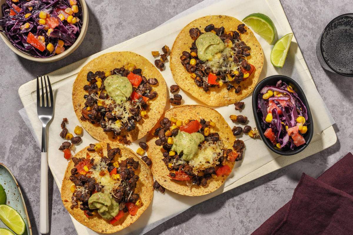 Cheesy tostada's met avocadosaus
