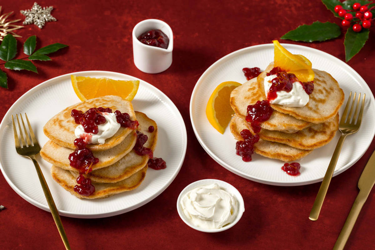 Kerst-pancakes met cranberry-sinaasappelsaus