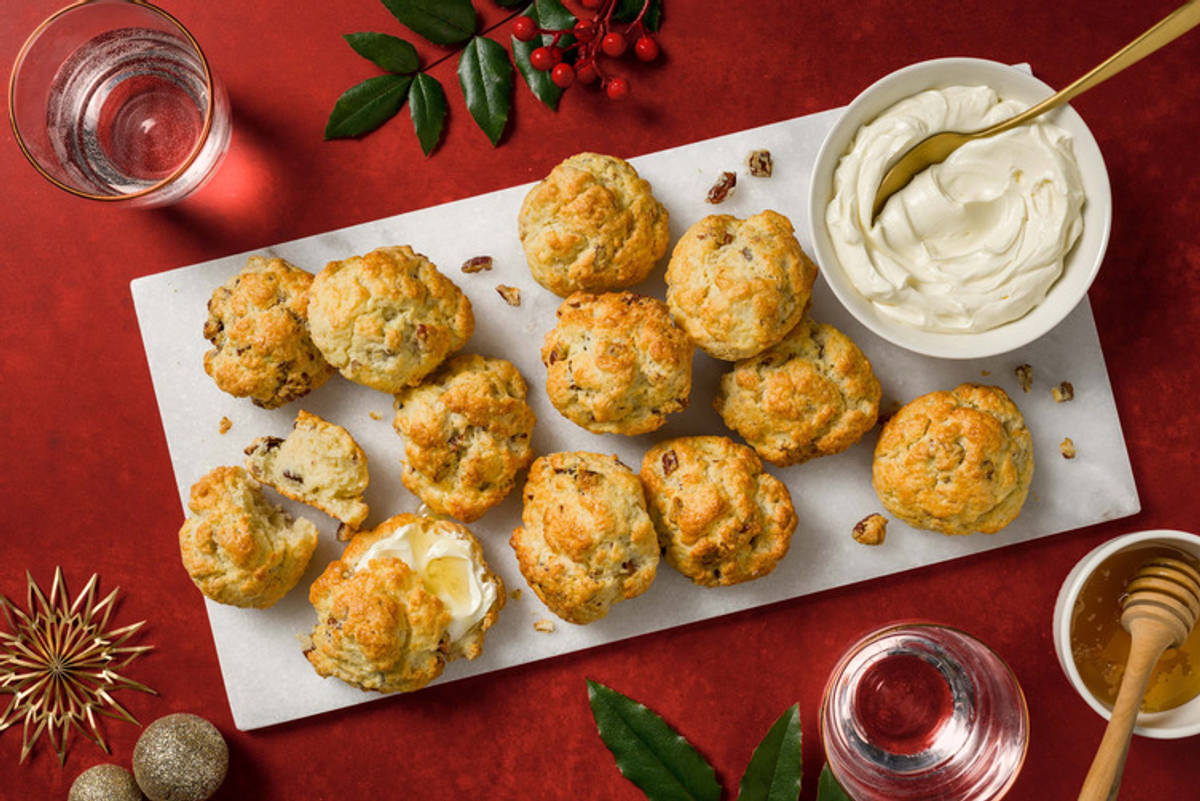 Zelfgemaakte scones met pecannoten