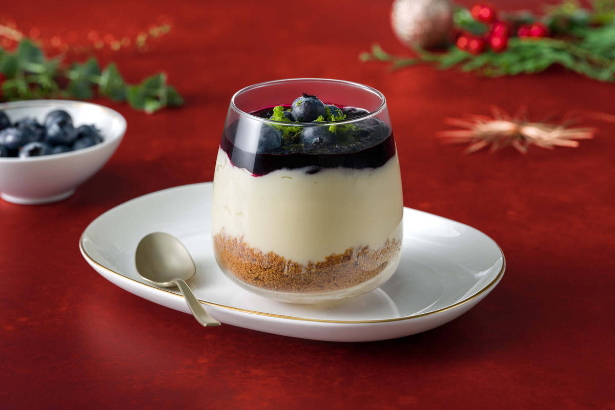 Witte chocolademousse met blauwebessencompote