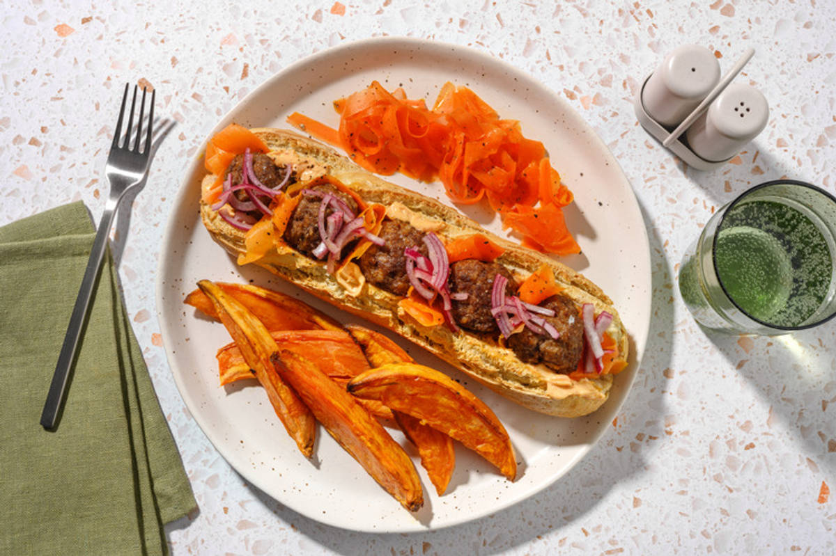 Banh mi aux boulettes de porc & sriracha