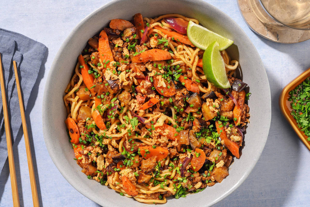 Zoete sticky noedels met zwarte-sojabonenpasta