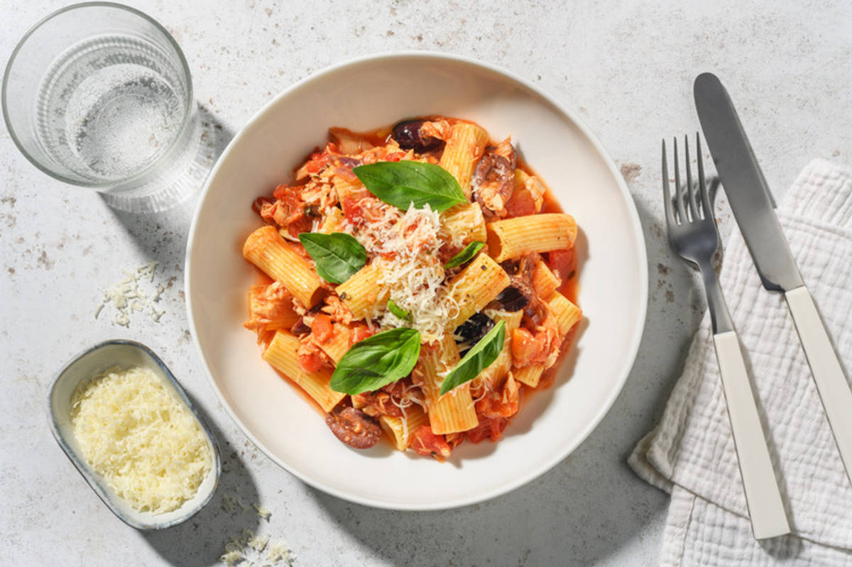 Pasta in Thunfisch-Tomatensoße