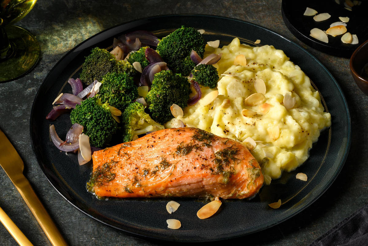 Zalmfilet in kruidenboter met geroosterd amandelschaafsel