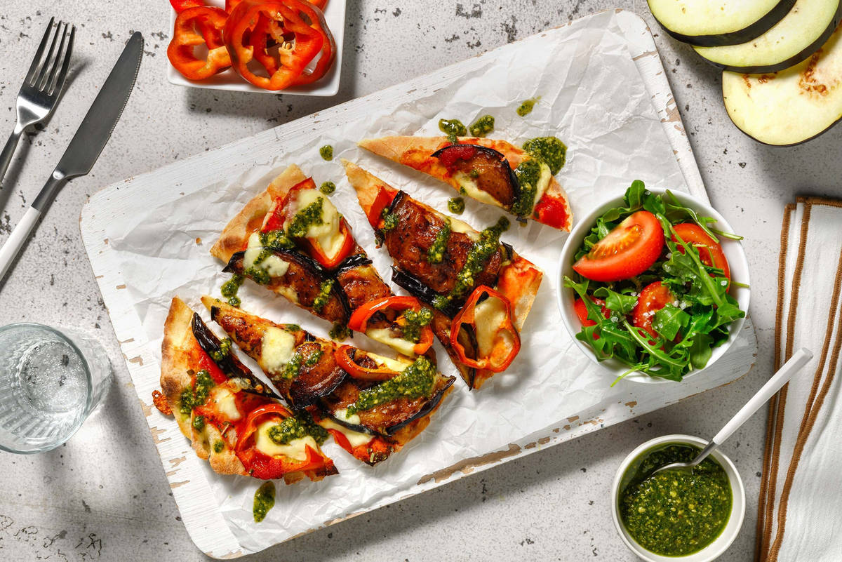 Pizza sur pain naan garnie d'aubergine et mozzarella