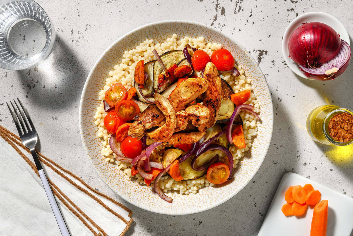 Bowl met kippendij en parelcouscous