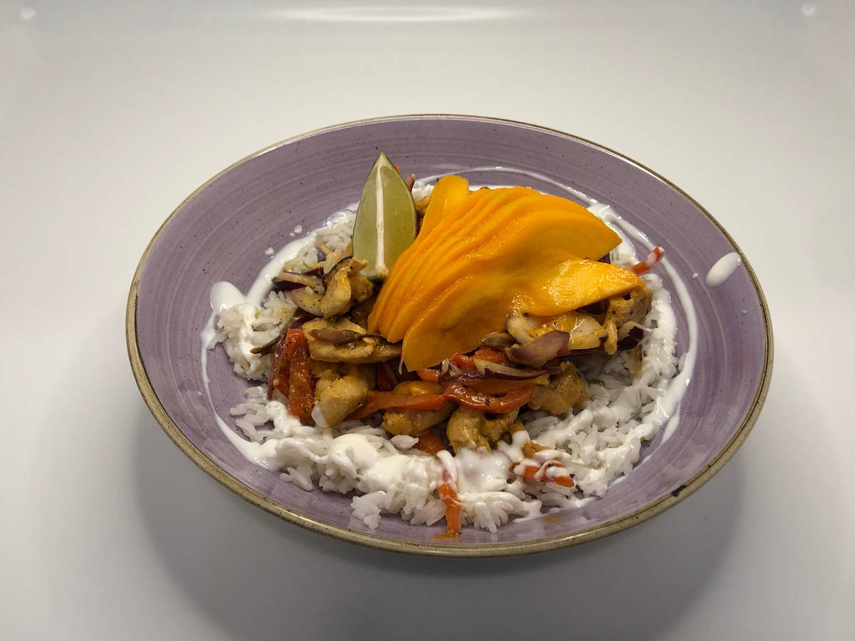 Fruchtig-scharfe Thunfisch-Bowl mit Reis