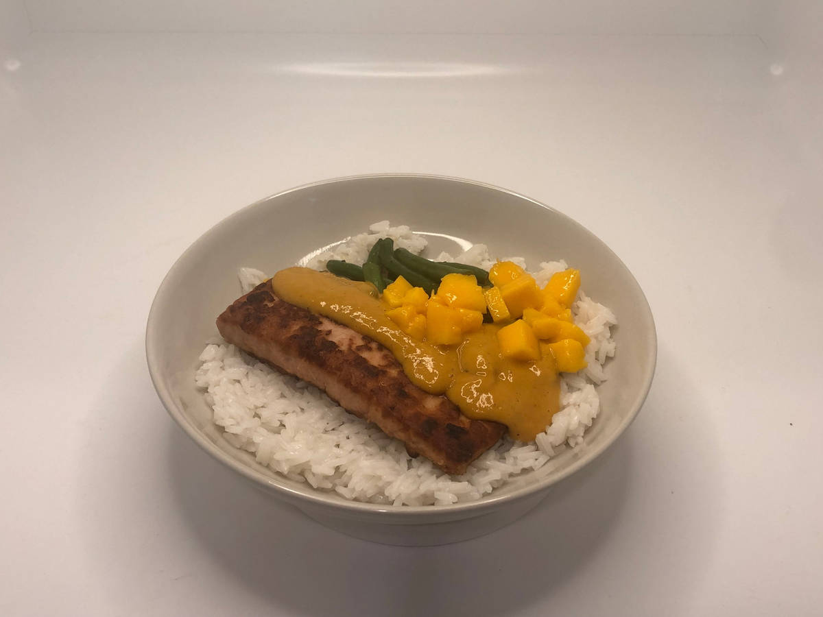 Veganes Filet nach Lachs-Art in Mango-Erdnusssoße