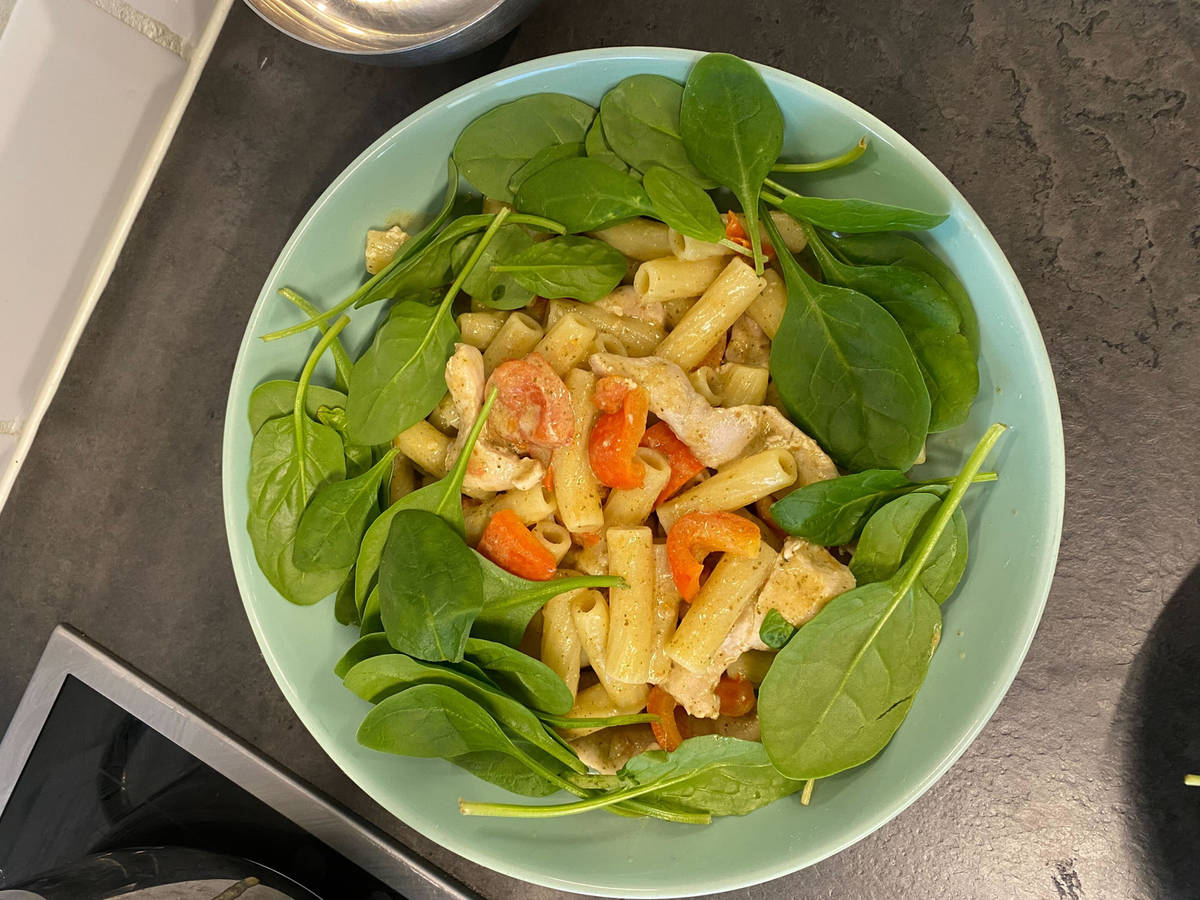 Pesto tossed chicken pasta