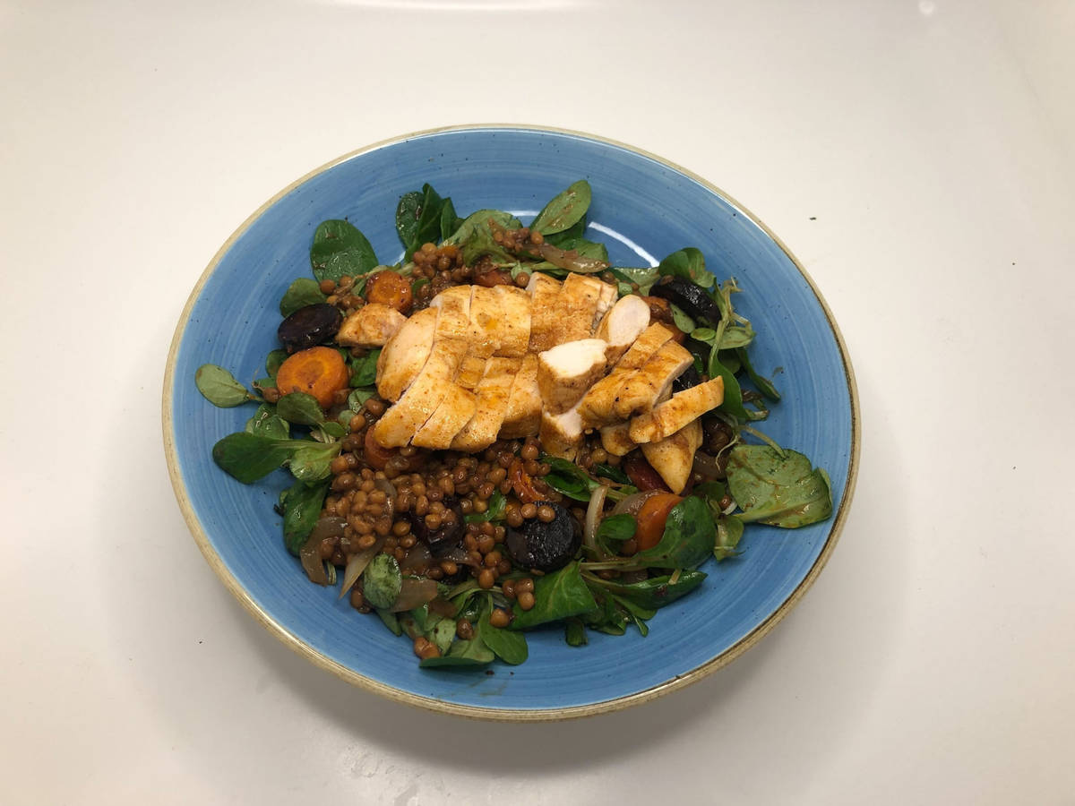 Herbstlicher Hähnchen-Salat mit Senf-Preiselbeer-Dressing,