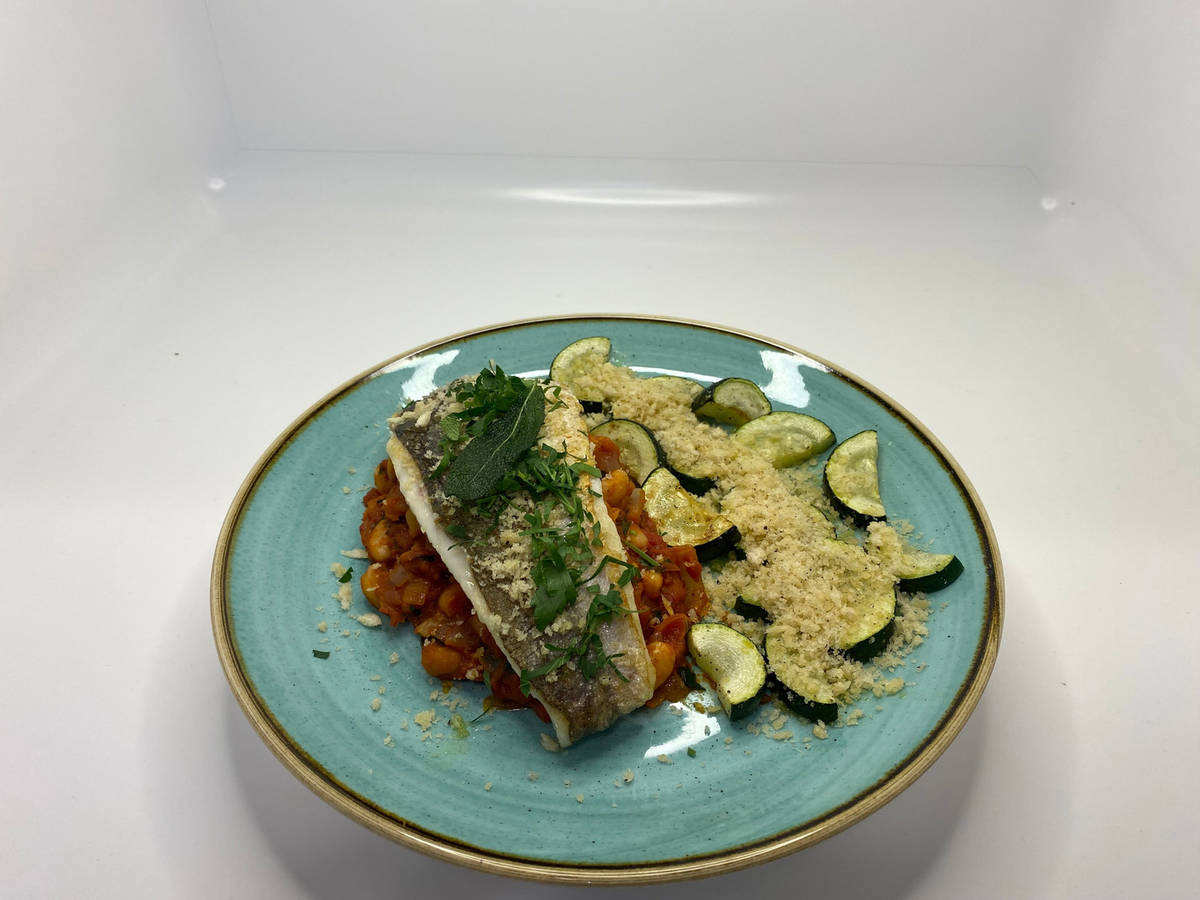 Apulianischer Seehecht mit Weißbohnen und Ragout