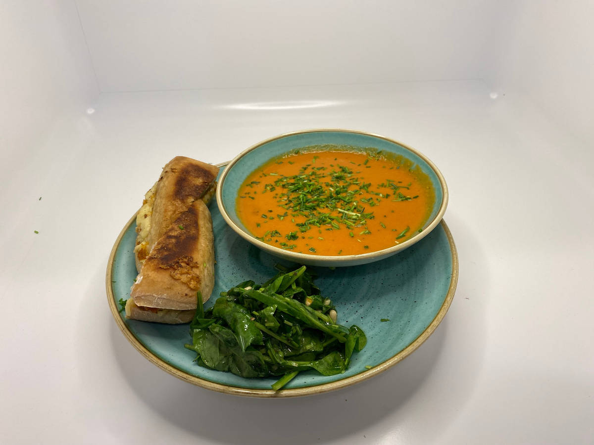 Tomaten Suppe mit Grilled Cheese Bites