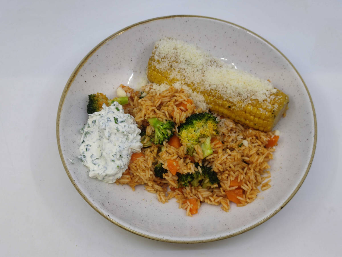 Würziger Gemüsereis mit Maiskolben, und Kräuterbutter 