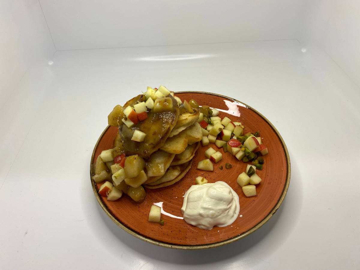 Frühlingspfannkuchen mit Rhabarber-Birnen-Kompott