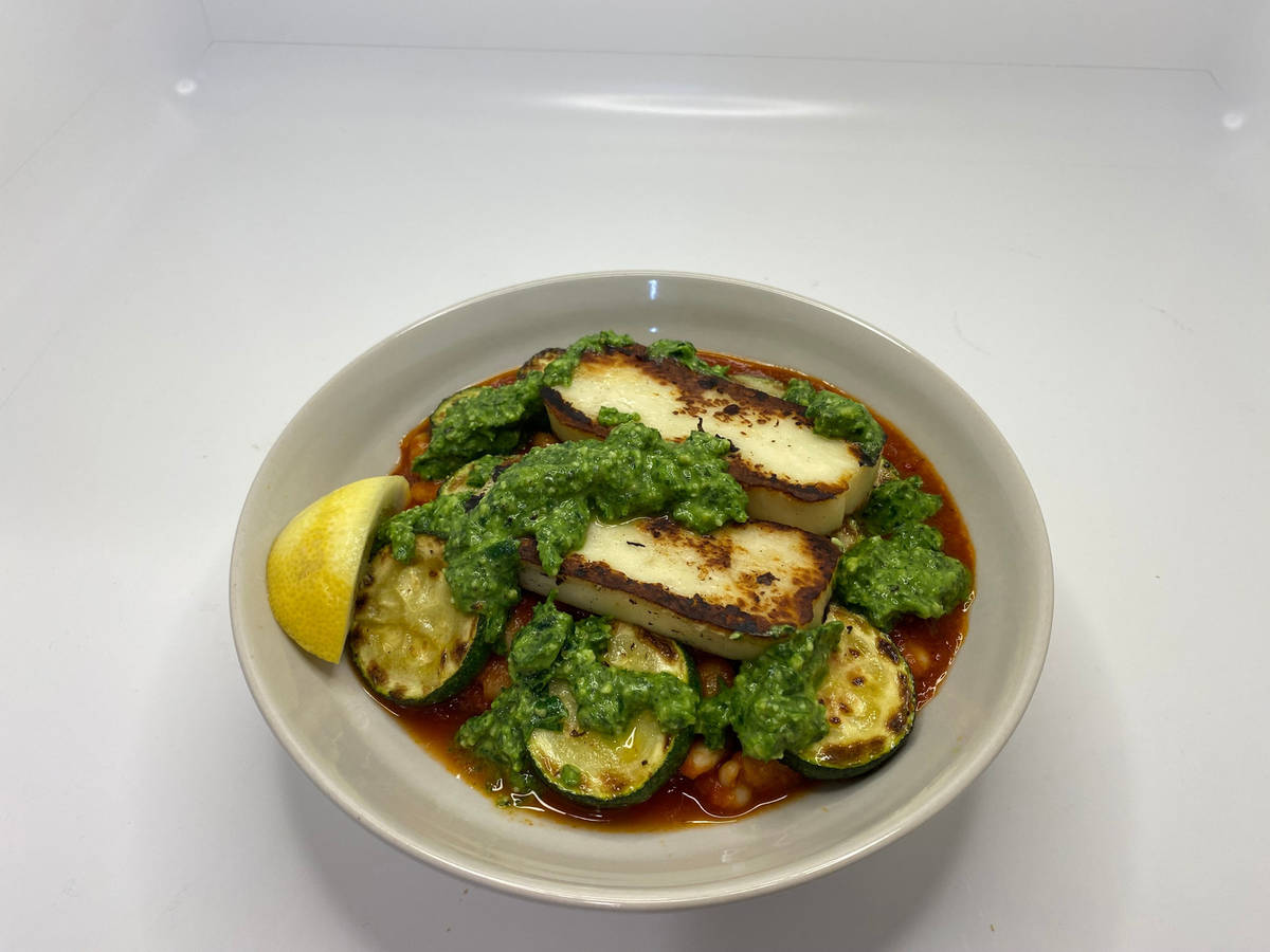 Italienischer Bohneneintopf mit gebratenem Grillkäse