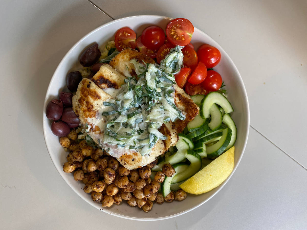 Griechische Bio-Halloumi-Bulgur-Bowl