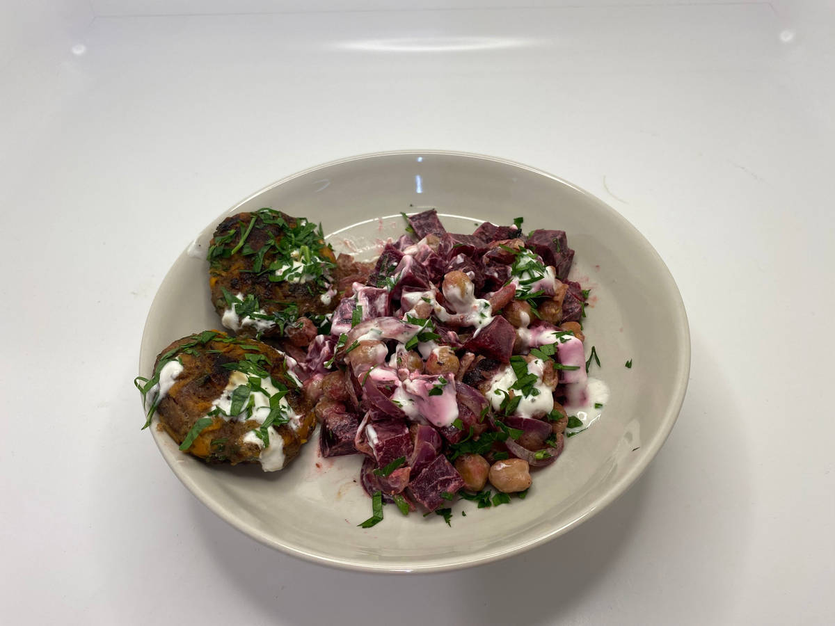 Rote-Beete-Salat mit Bio-Rinderhüftsteak