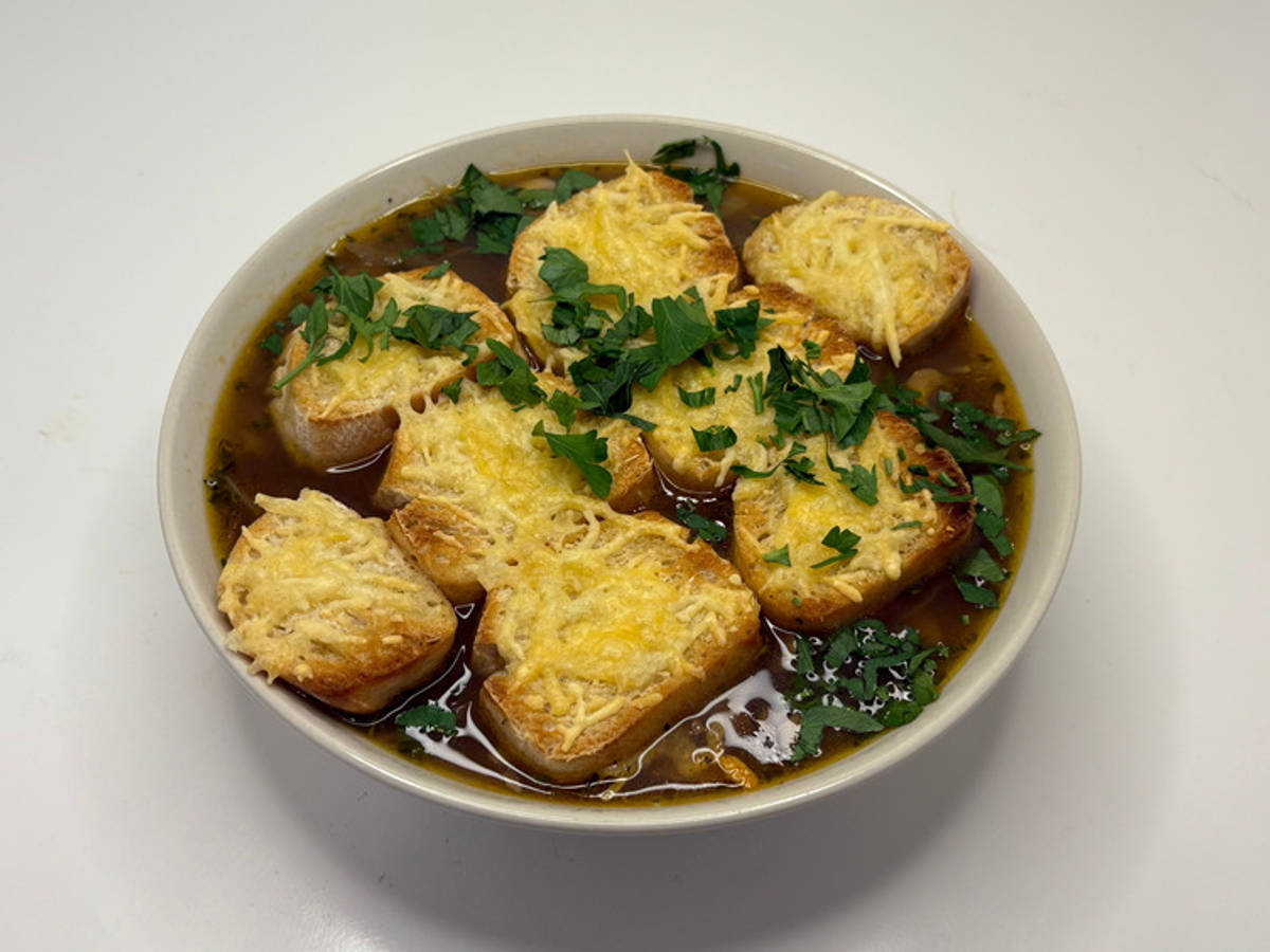 Französische Zwiebelsuppe mit Lardon