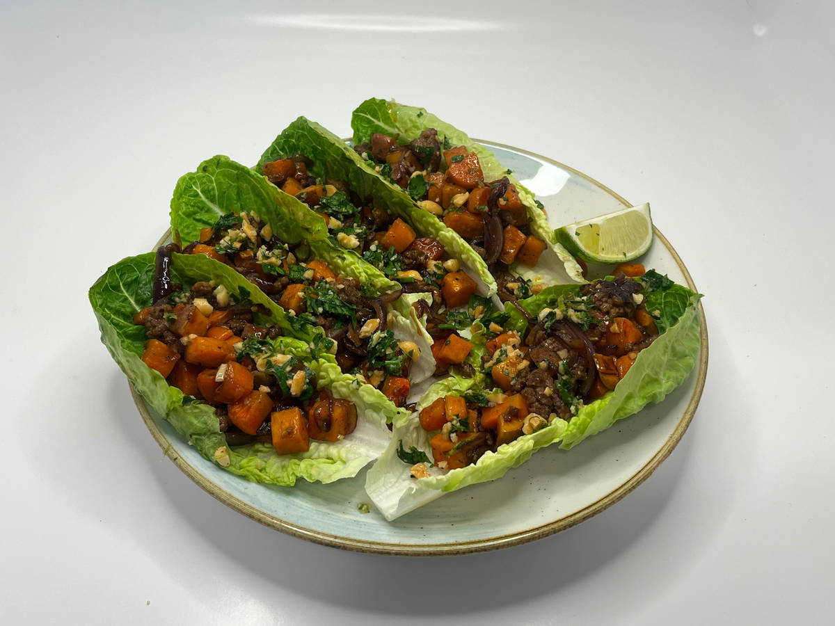 Salatschiffchen gefüllt mit Thai Beef 