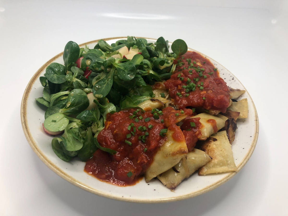 Maultaschen mit Tomatensoße
