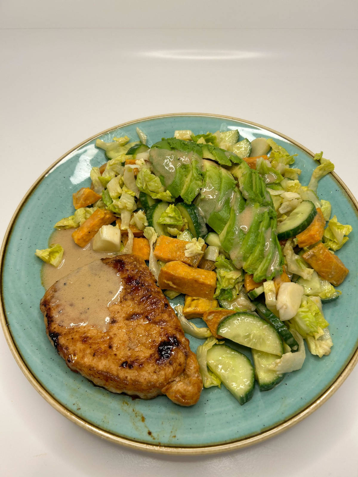 Gochujang Schweinesteaks mit asiatischem Süßkartoffelsalat
