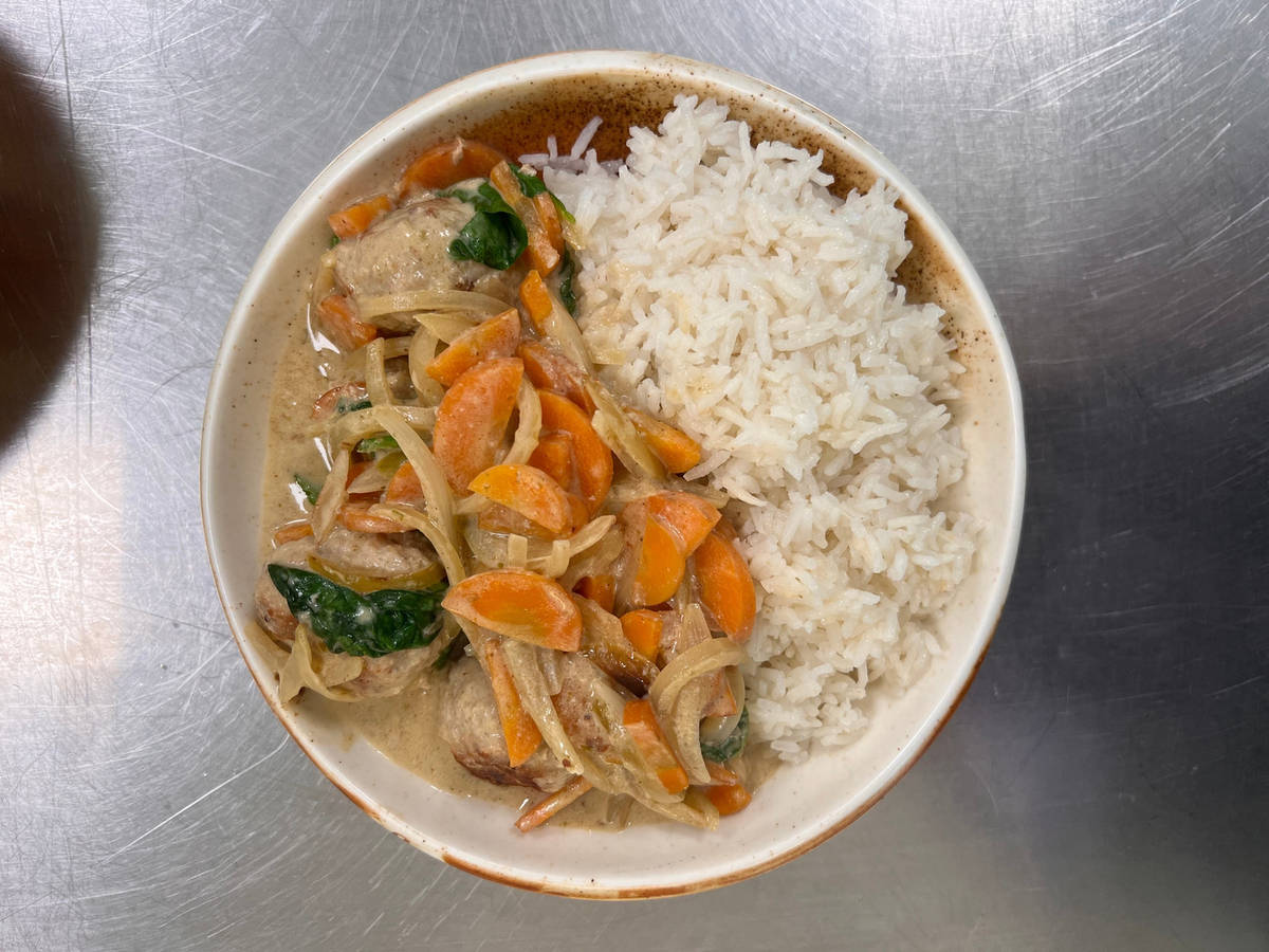 Pork meatballs in green curry