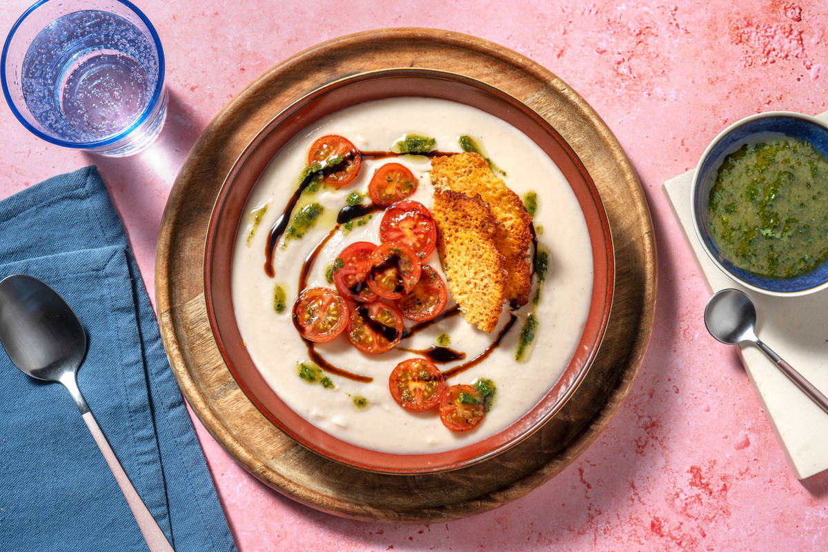 Crema fría de alubias con queso crujiente y langostinos