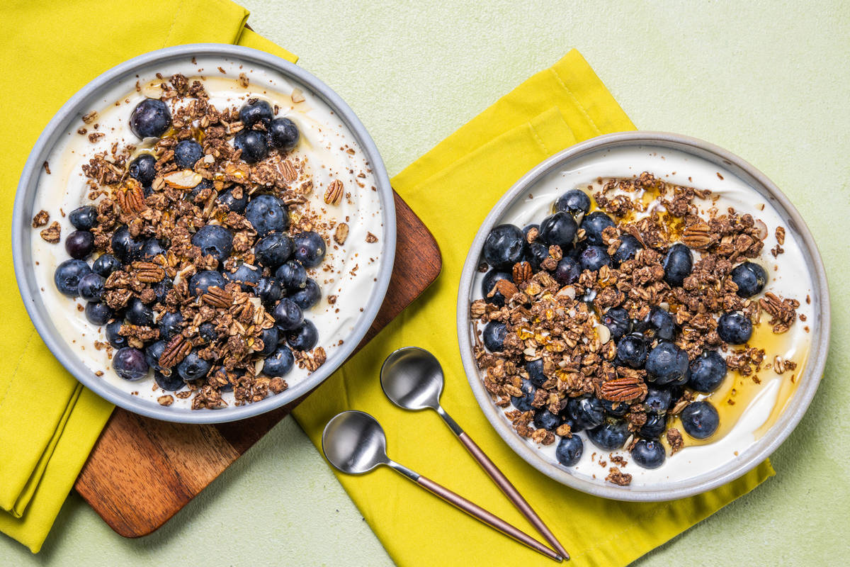Ontbijtbowl met blauwe bessen en granola
