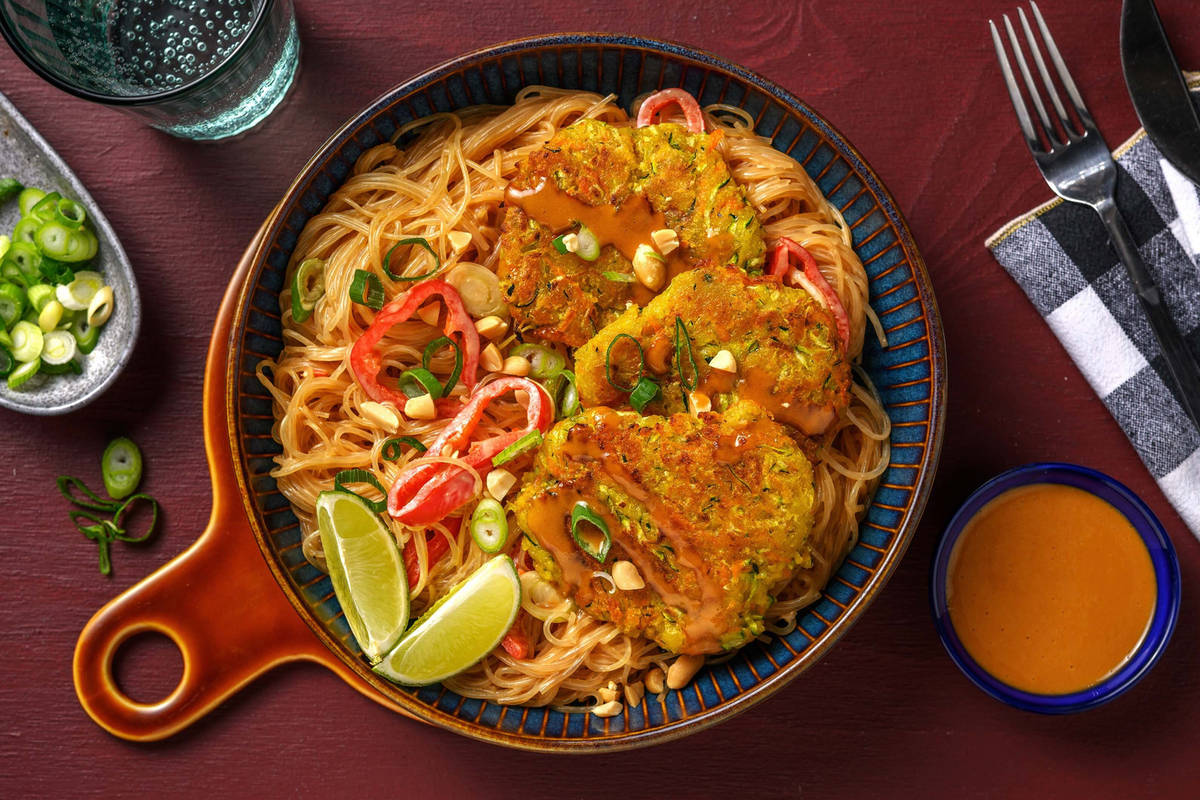 Miso-Gemüse-Puffer mit Glasnudelsalat & Erdnuss-Dip