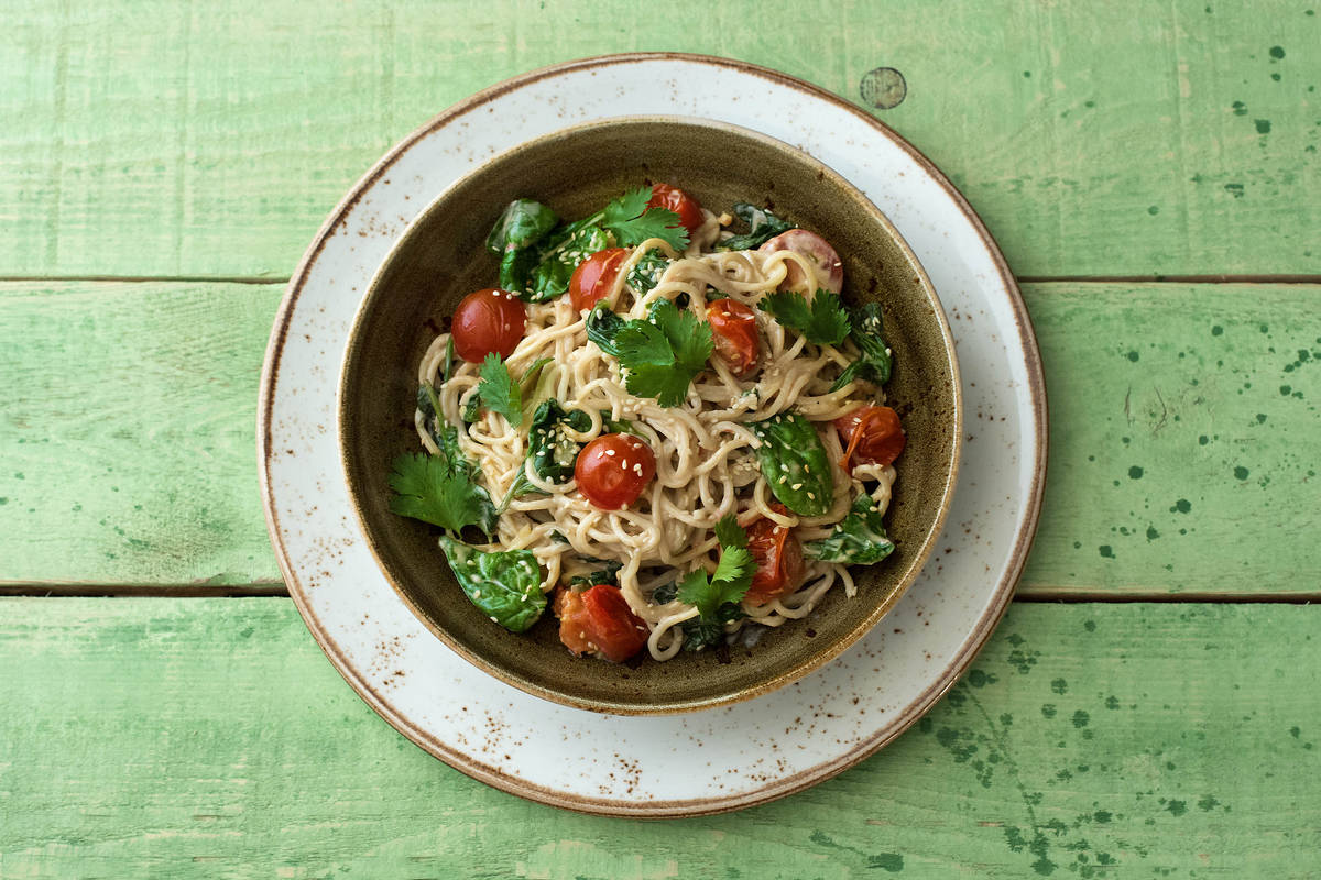 Asiatische Nudelpfanne mit Kirschtomaten