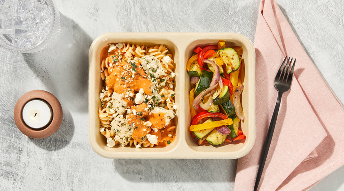 Fusillis au poulet en sauce rosée et feta