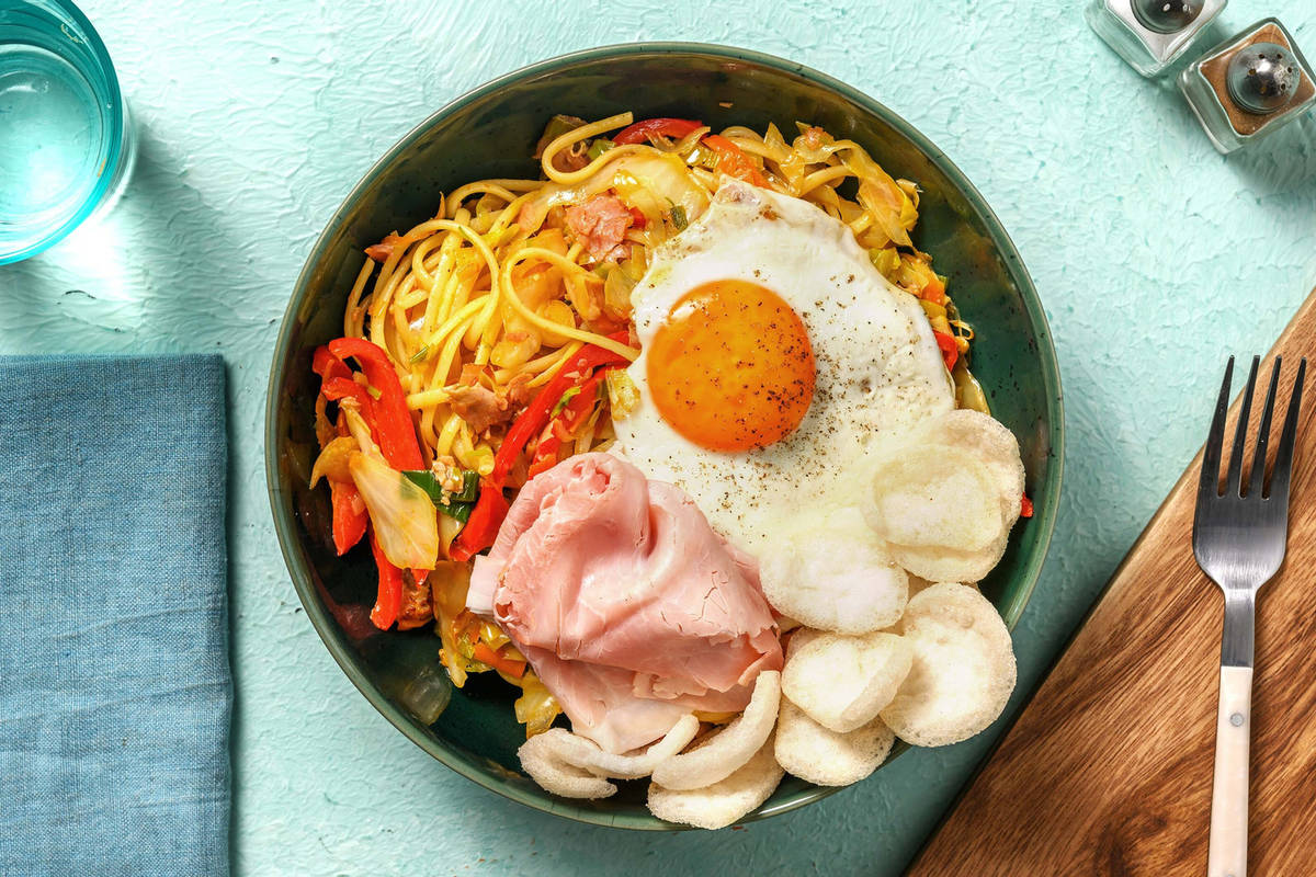 Gebakken bami met ham en ei