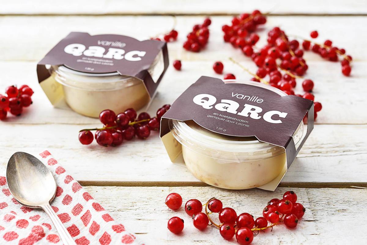Fromage blanc à la vanille sur un fond de biscuits avec des groseilles