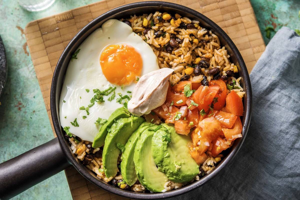 Bol de riz à l’avocat et œuf au plat