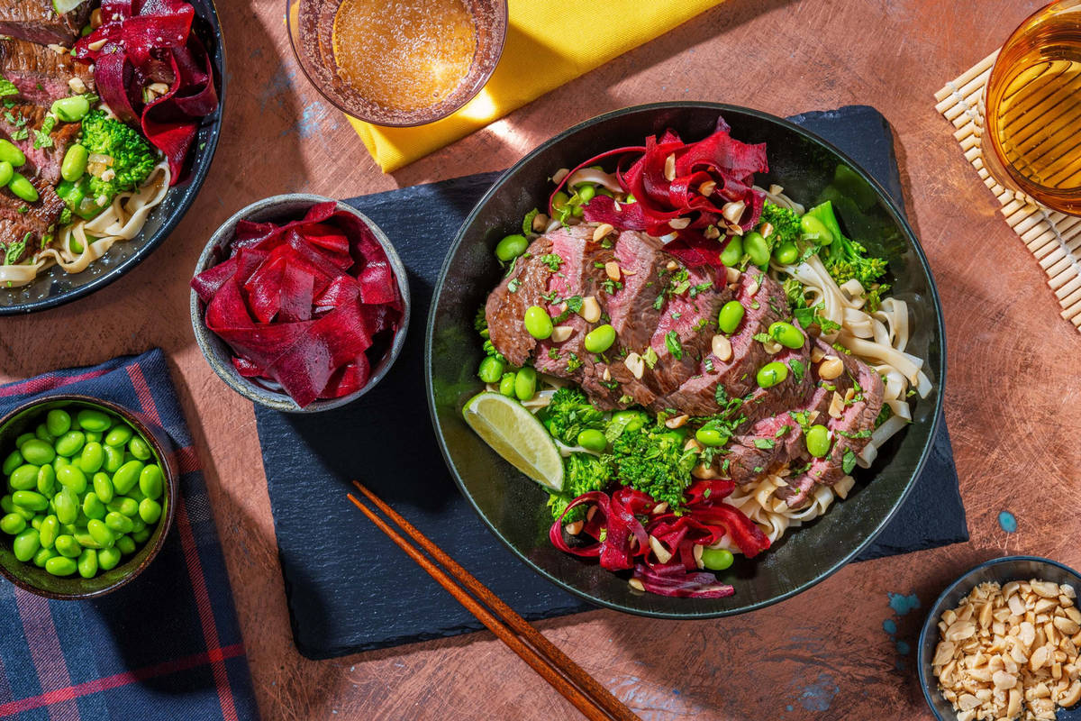 Rijstnoedelbowl met rumpsteak en broccolini