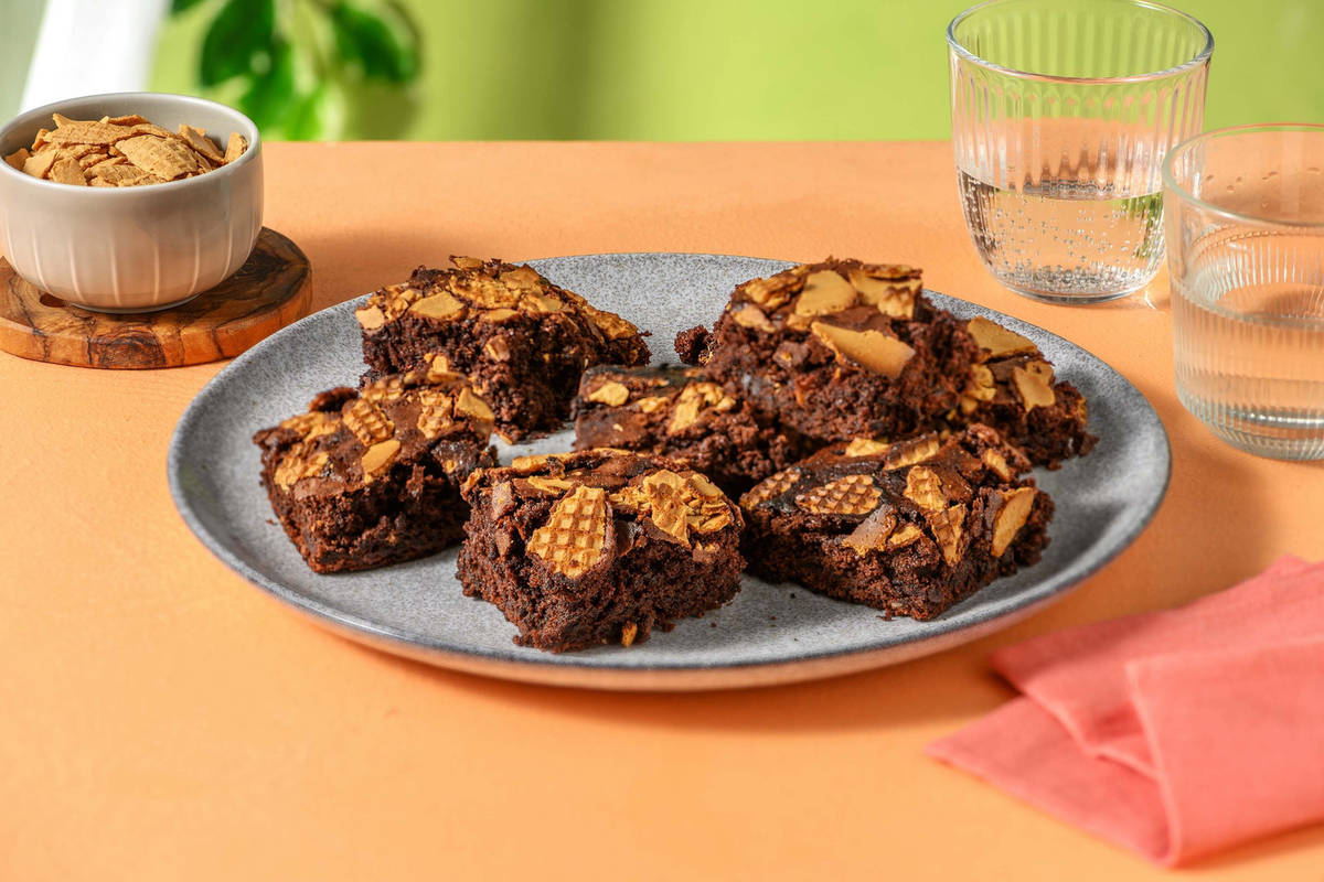 Brownies met stroopwafelkruimels en gebrande amandelen