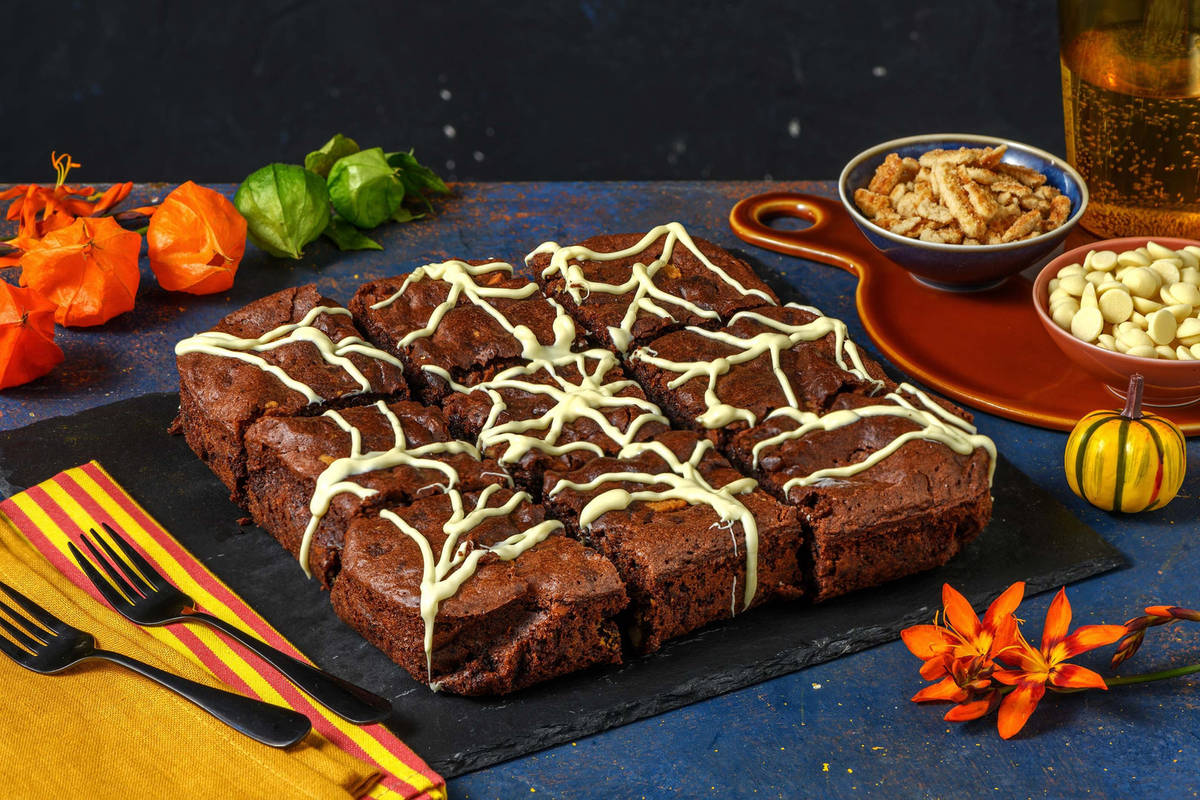 Spinnenweb-brownies met witte chocolade en hazelnoten