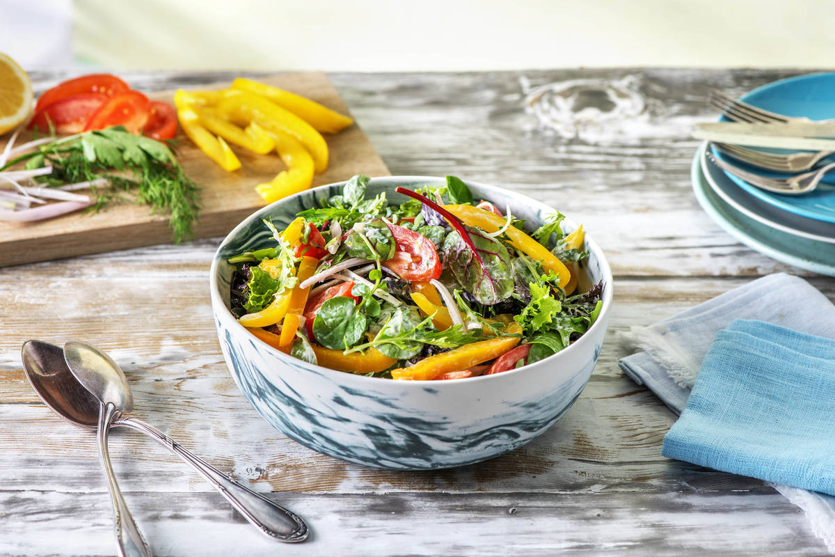 Bunter Salat mit Kräuter-Creme-Dressing