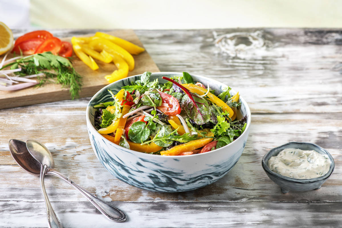 Bunter Salat mit cremigem Kräuter-Dressing
