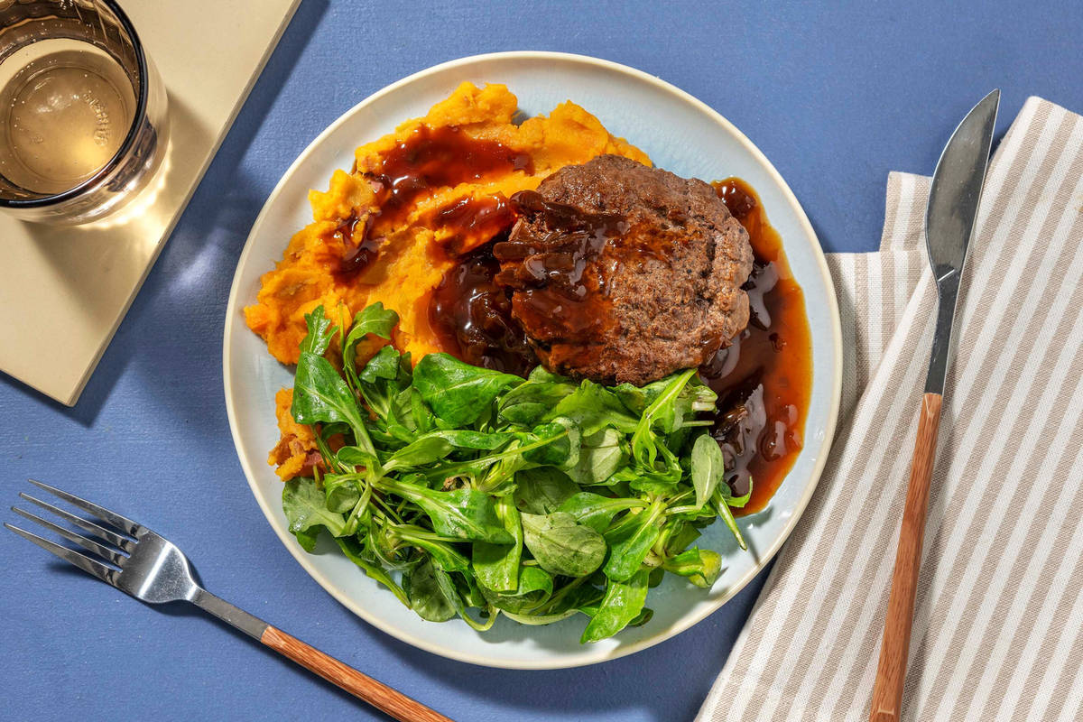 Kalfsburger met kalfsjus met rode ui