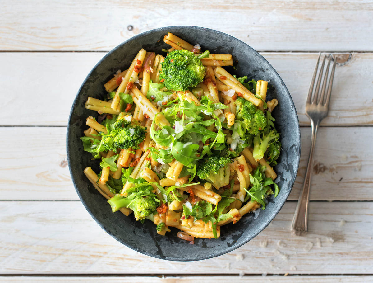 Caserecce integrale met broccoli, rode pesto en grana padano