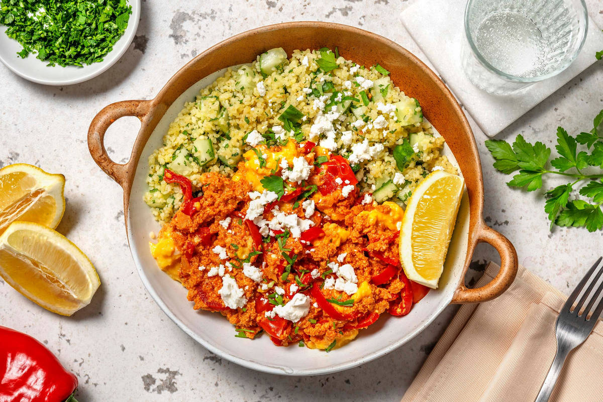 Chakchouka aux œufs brouillés garnie de feta