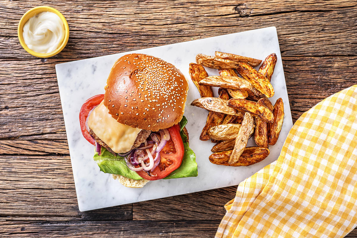 Cheeseburger à la tomate et au fromage vieux