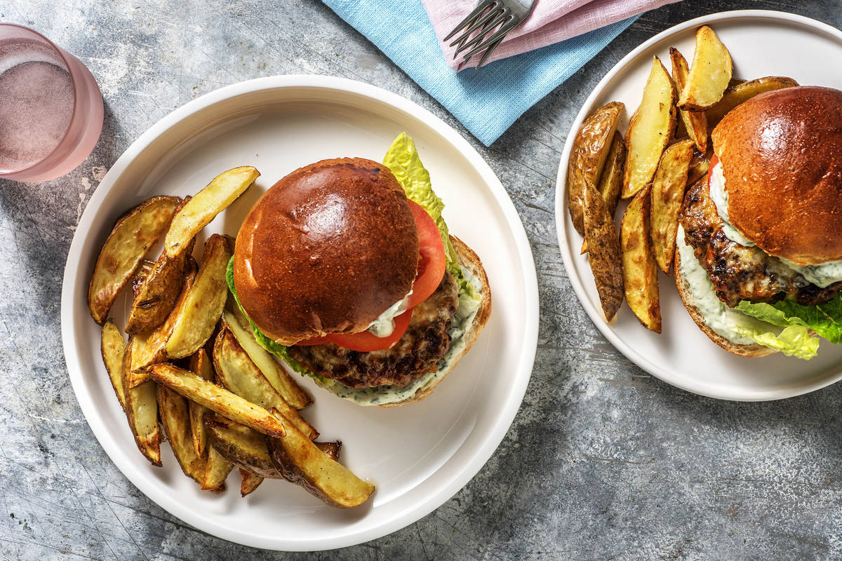 Cheeseburger mit Kartoffelspalten